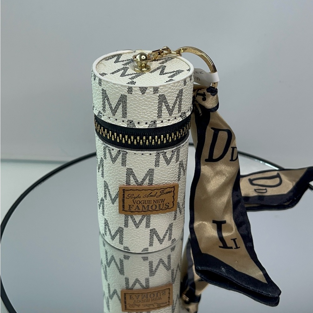 NWOT-Fashion bag Accessory with zip closure